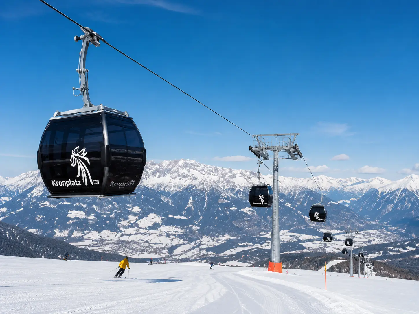 Zimní lanovka na Kronplatz se zasněženými svahy