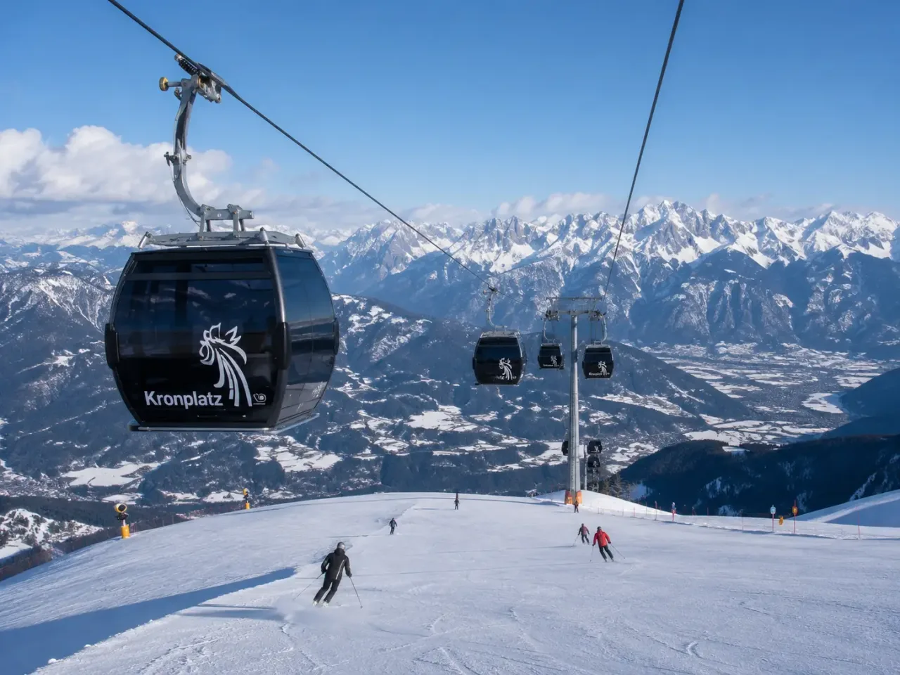 Kabina lanovky Kronplatz nad sjezdovkou v zimě