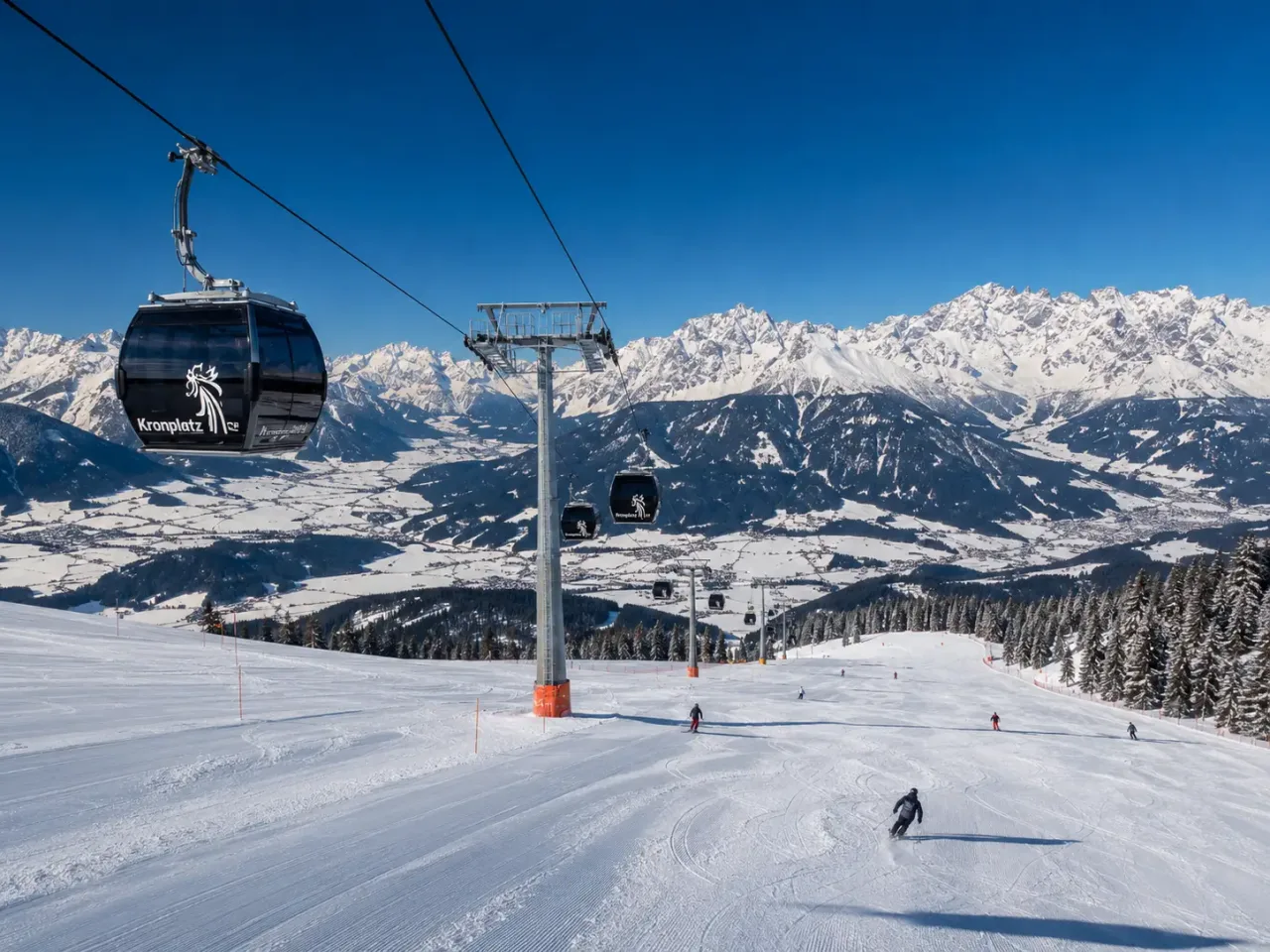 Sjezdovky Kronplatzu s panoramatem Dolomit